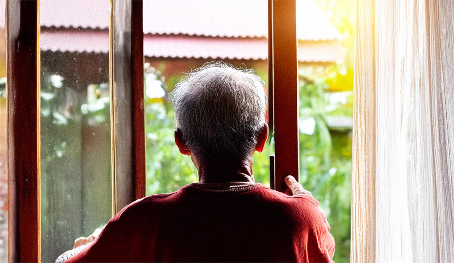 窓を開ける老人