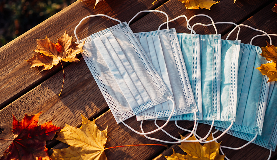 たくさんのマスクのイメージ