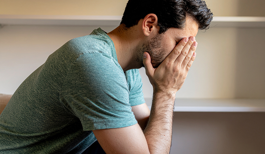 落ち込んでいる男性のイメージ