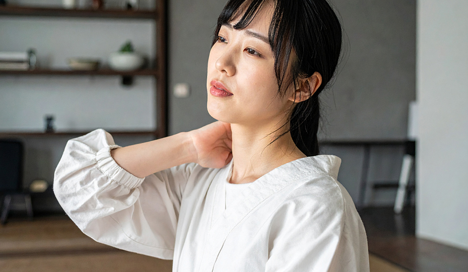 首を痛めている女性