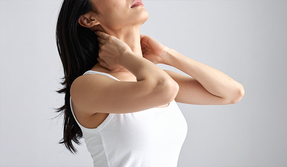 首を支えながら上を向いている女性