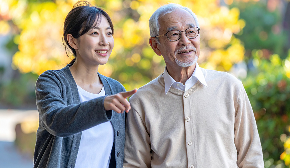 老人に連れ添って歩いている女性のイメージ