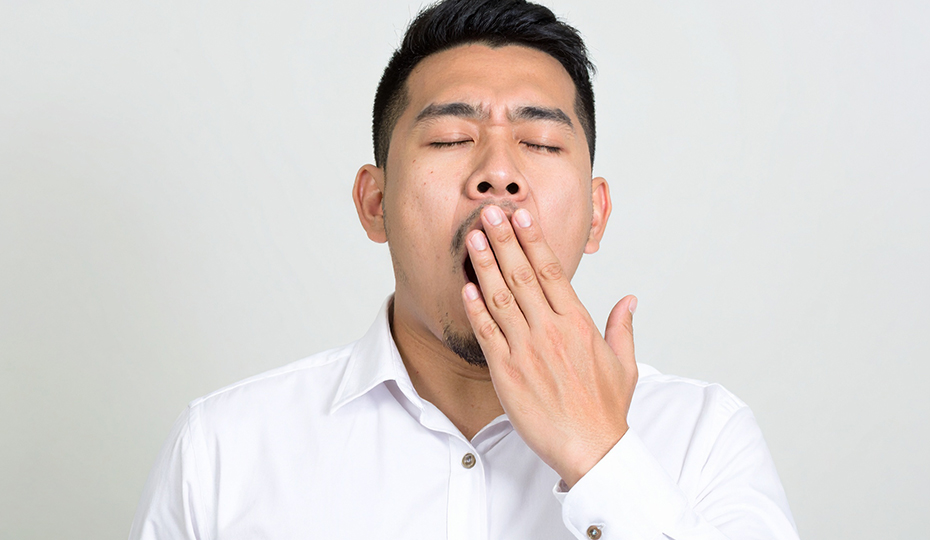 あくびをする男性