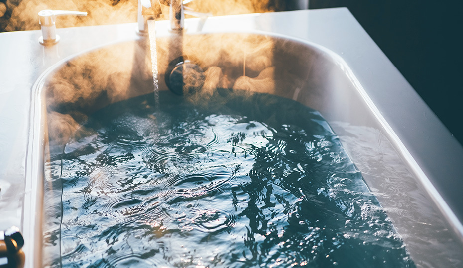 お湯を貼った湯舟の画像