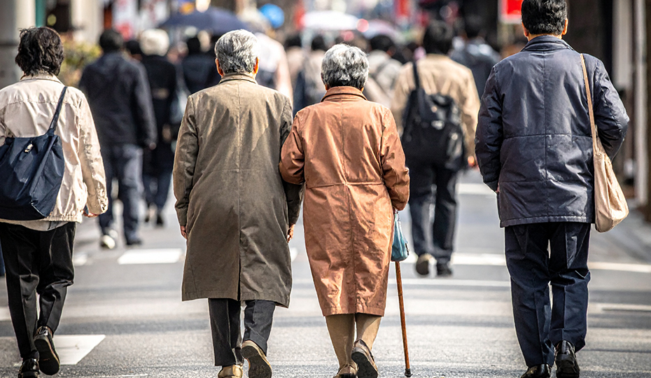 道を歩く老人達