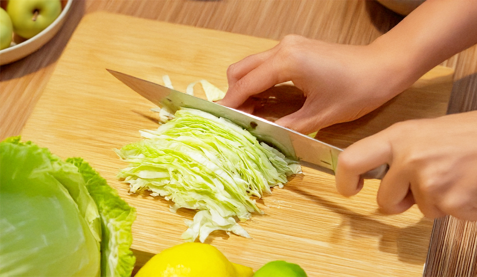 レモンの横にあるキャベツを切る様子