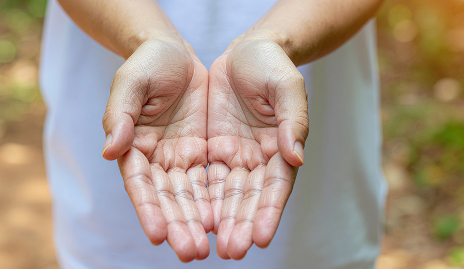 両手を見せている画像