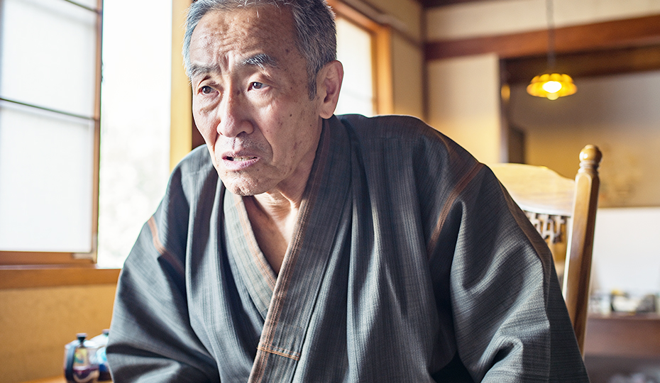 立ち上がろうとしている男性の画像