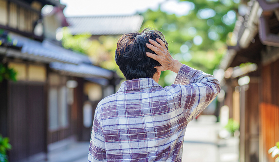 パジャマで街を歩く老婦人の画像