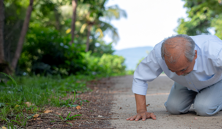 地面に転倒する老人の画像