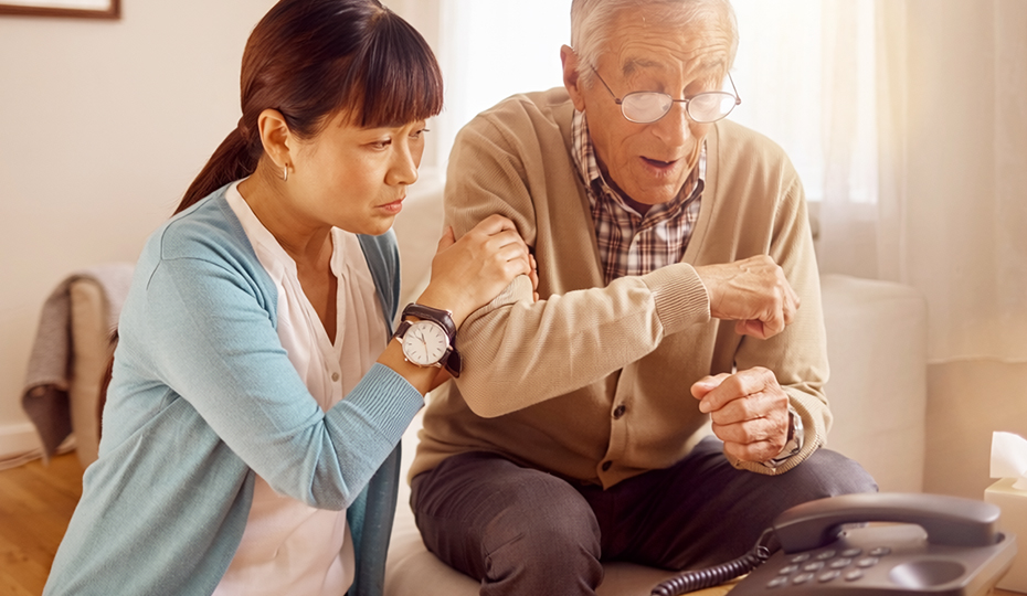 電話の前で焦った顔をする老人と女性