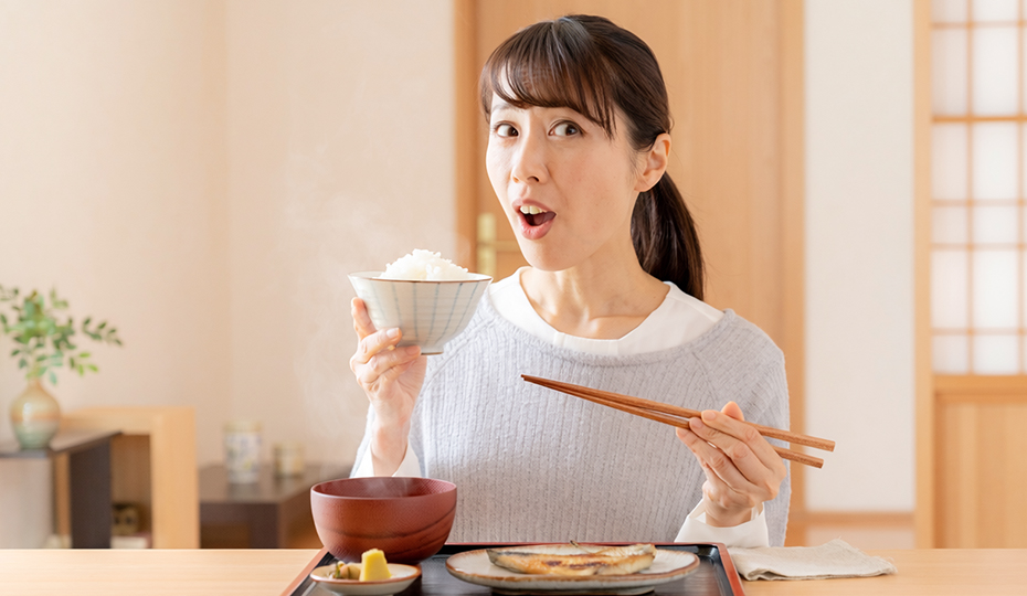 白米を食べる女性