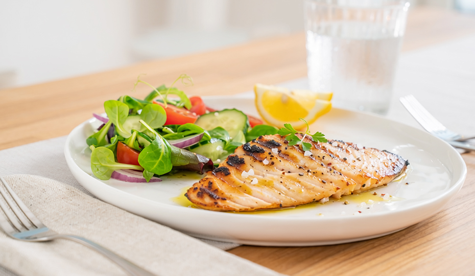 焼き魚とサラダの画像