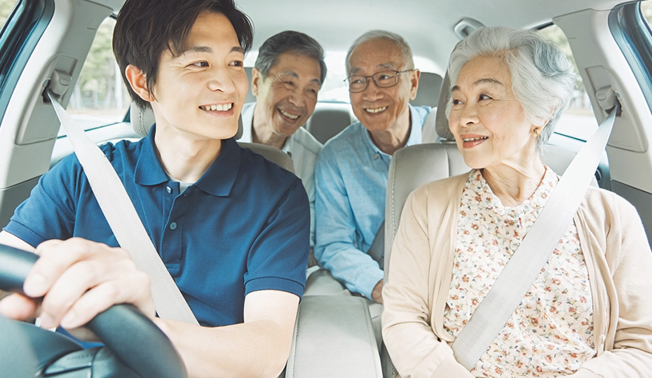 車内でシートベルトを着用している4人家族