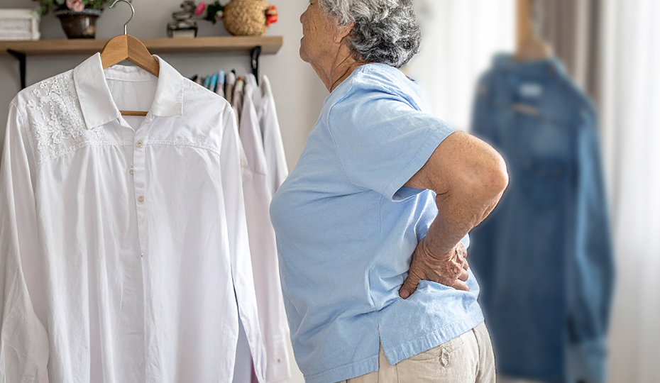 着替え中に腰を痛める老人