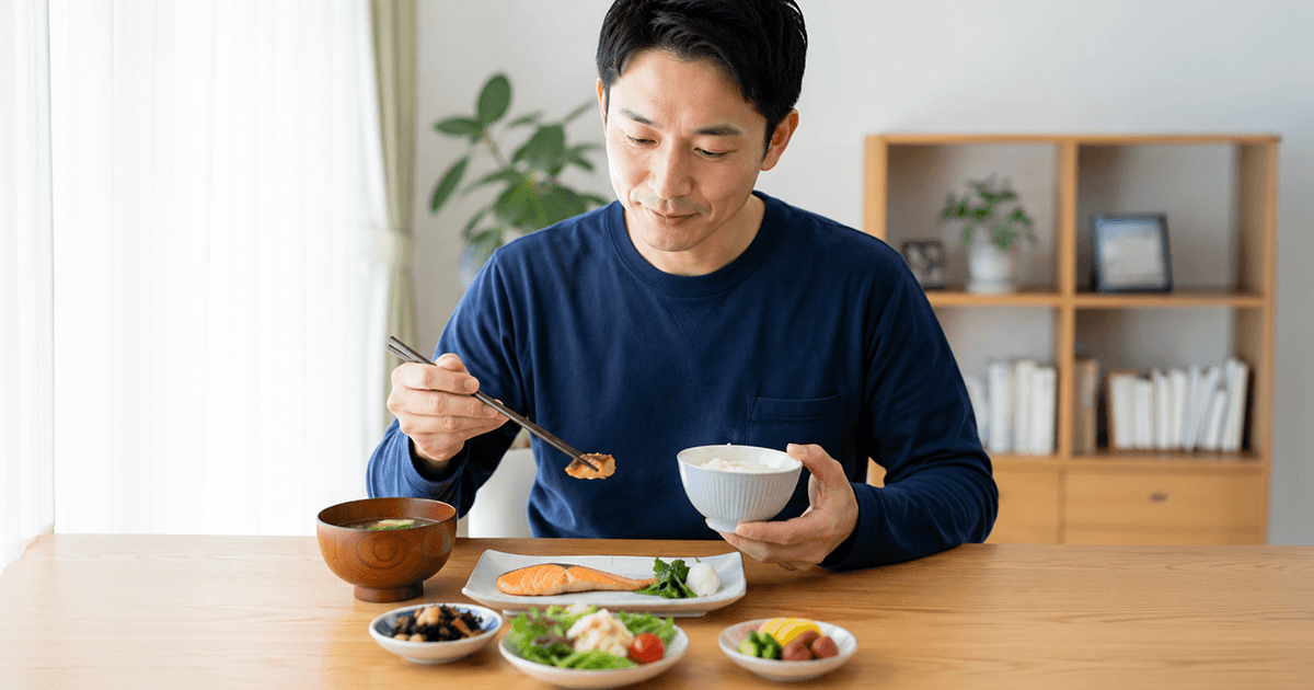 バランスの良い食事を食べる男性