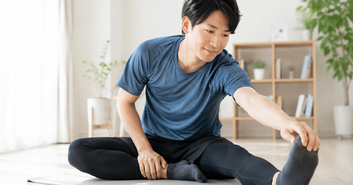 ストレッチをする男性