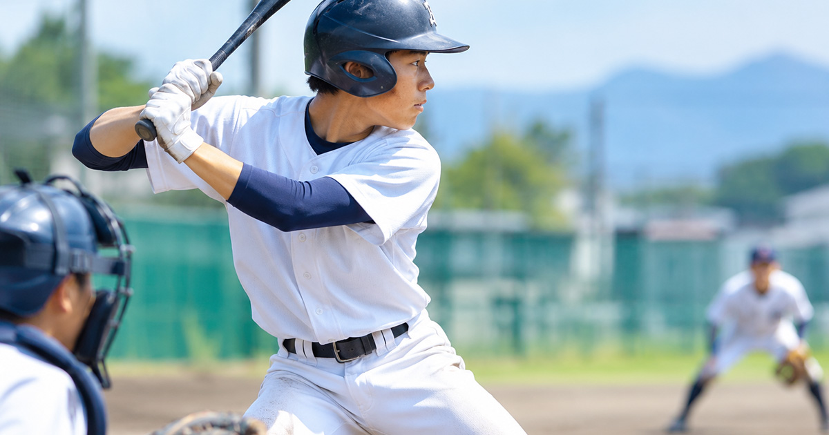 若者がスポーツをする様子