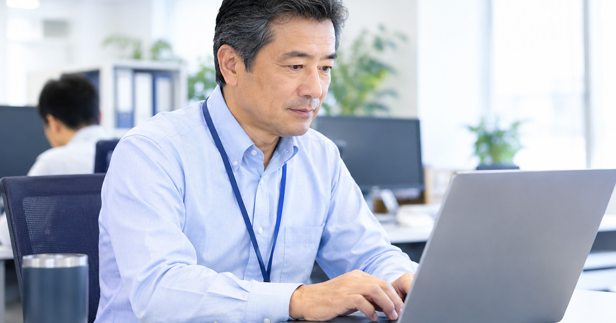 パソコン操作をする男性