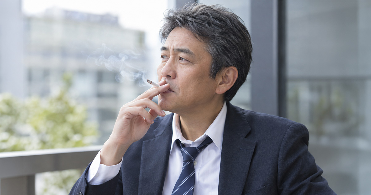 タバコを吸う男性